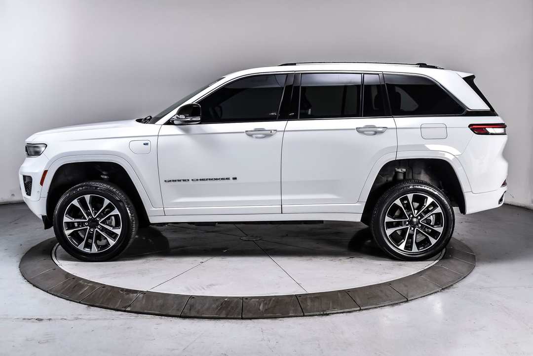 2023 Jeep Grand Cherokee Overland 4xe - Image 3