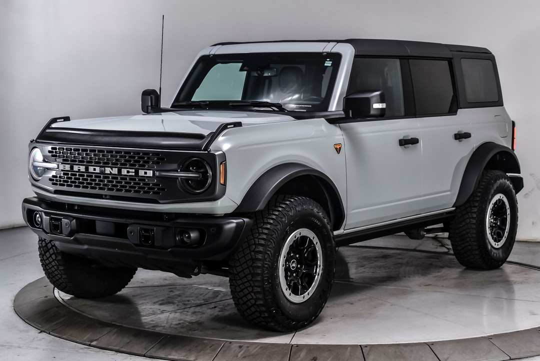 2023 Ford Bronco Badlands - Image 2